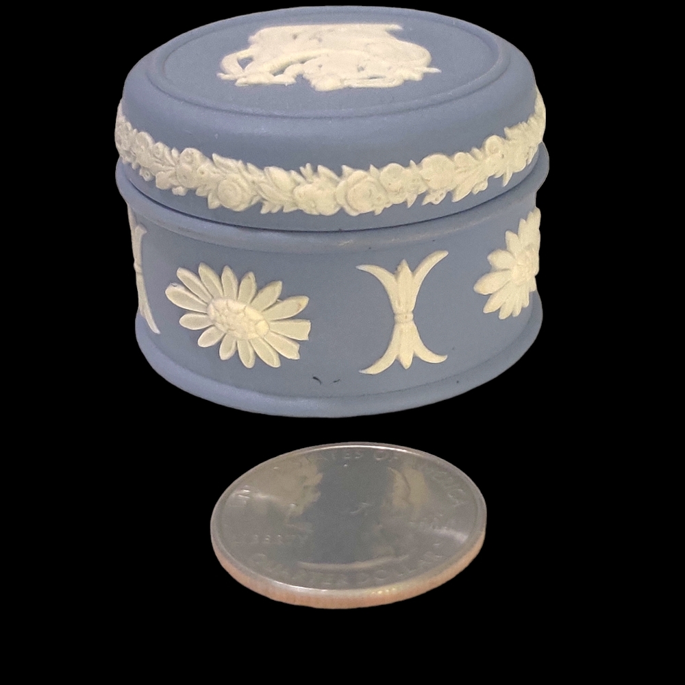 1930's English Neoclassical Wedgwood Jasperware white and blue small bomboniere